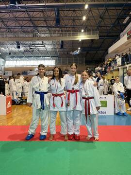 Brina Salkić v družbi sotekmovalk